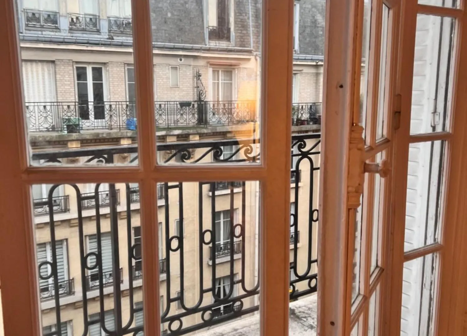Paris Episode contacts