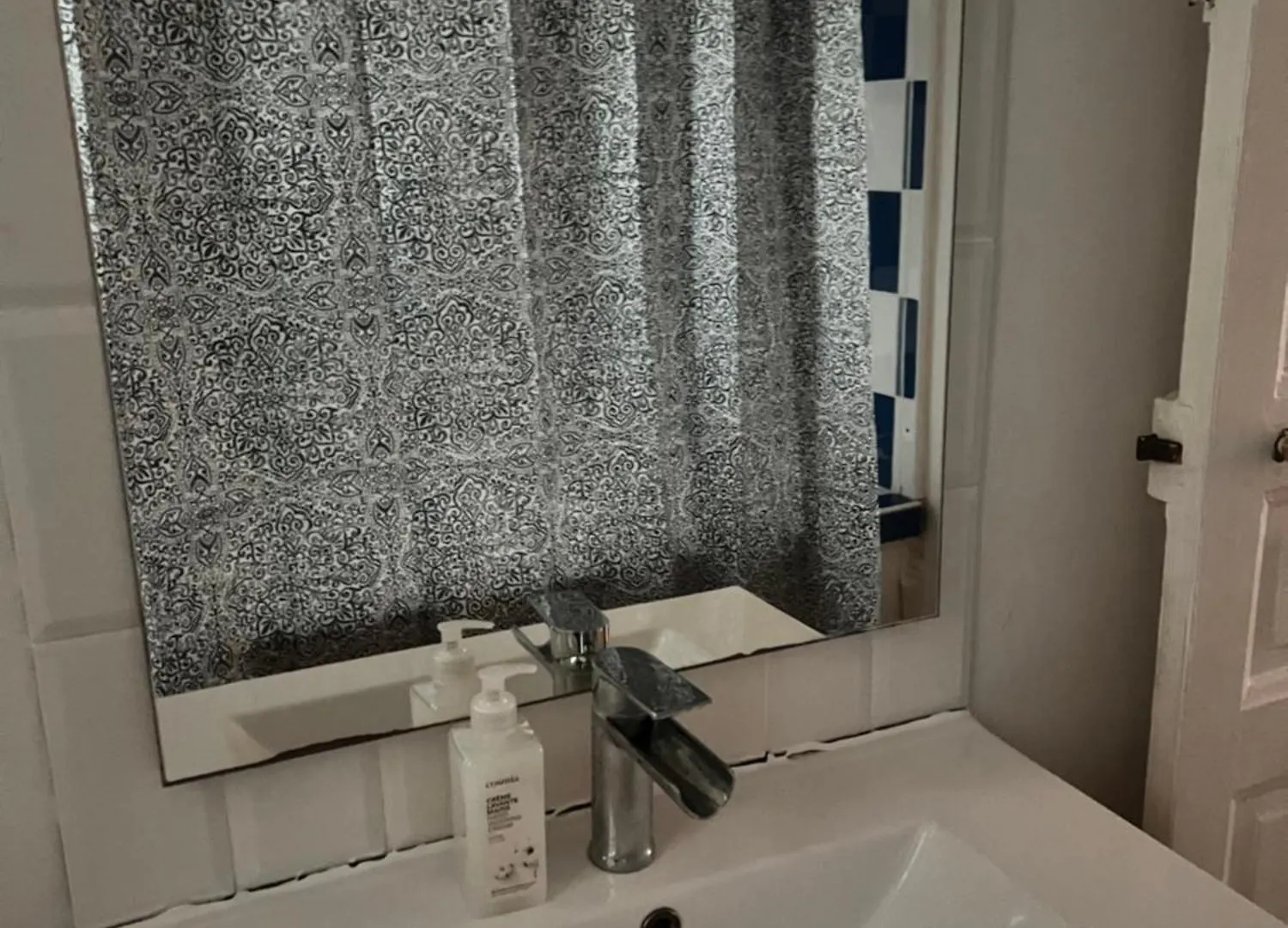 Paris Episode Apartment 0*,  France