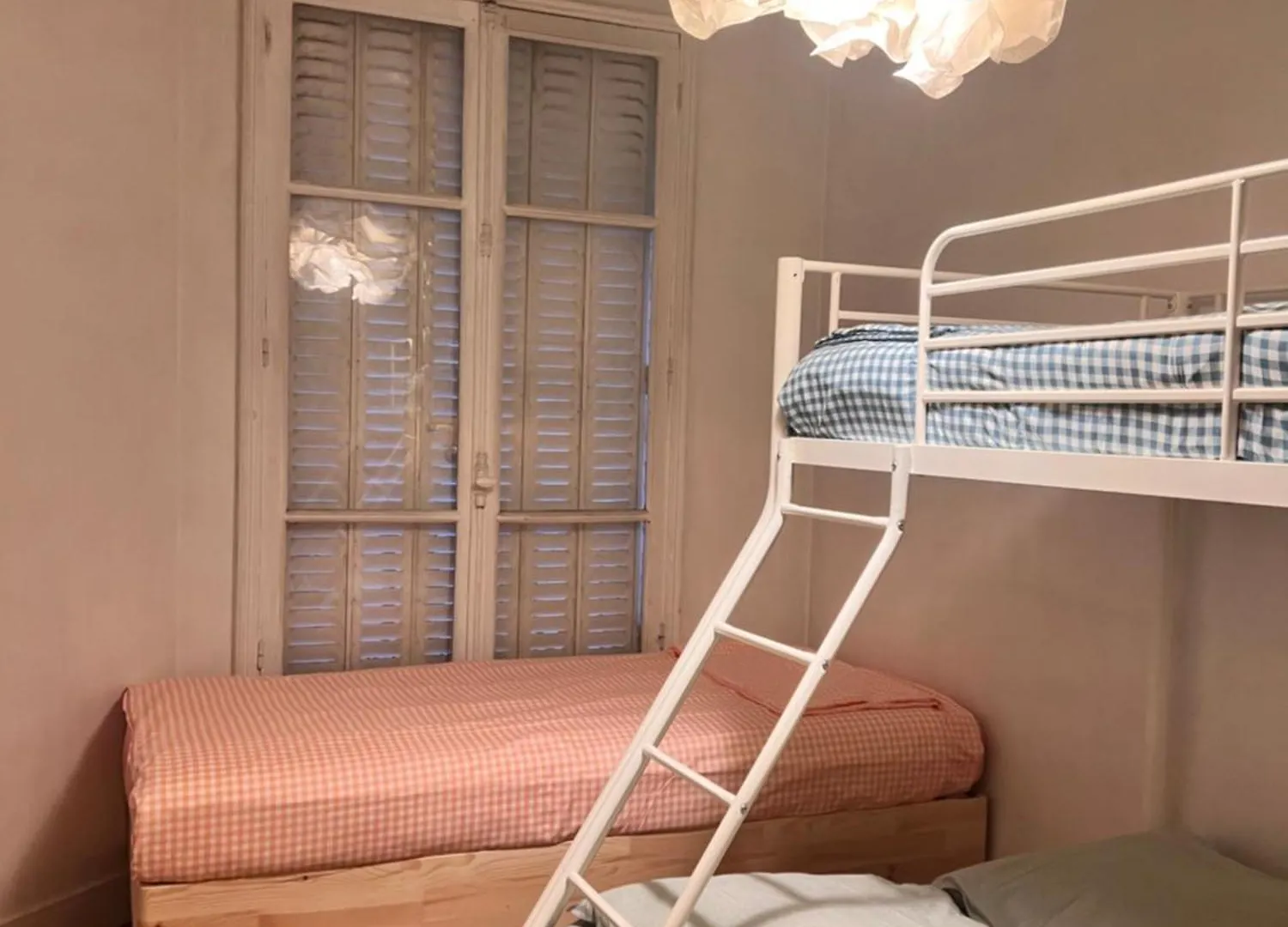Paris Episode Apartment 0*,  France